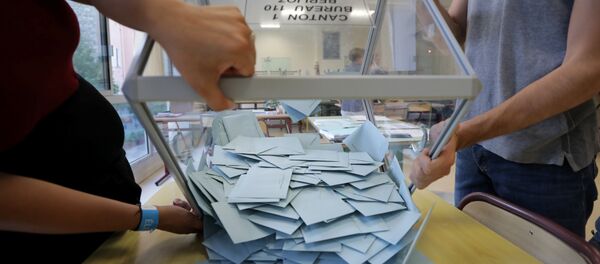 Ballot boxes are emptied as officials start counting the votes from the first round of French parliamentary election in Nice Ballot boxes are emptied as officials start counting the votes from the first round of French parliamentary election in Nice - Sputnik Afrique
