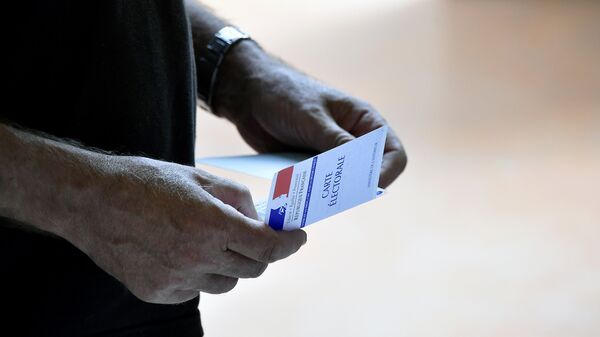 A man waits to vote at a polling station in Castelsarrasin, southern France, during the first round of the French legislative elections on June 11, 2017. - Sputnik Afrique