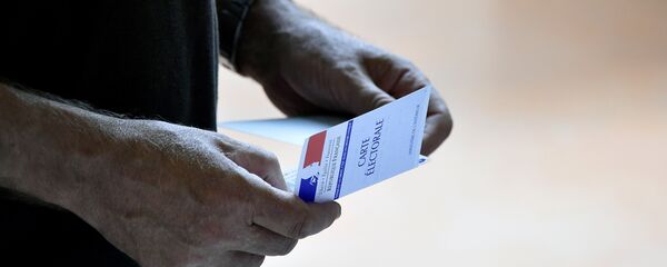 A man waits to vote at a polling station in Castelsarrasin, southern France, during the first round of the French legislative elections on June 11, 2017. - Sputnik Afrique