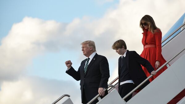 US President Donald Trump, son Barron and wife Melania step off Air Force One upon arrival at Palm Beach International Airport in West Palm Beach, Florida on March 17, 2017. - Sputnik Afrique