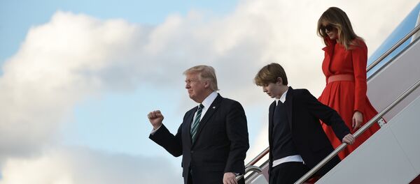 US President Donald Trump, son Barron and wife Melania step off Air Force One upon arrival at Palm Beach International Airport in West Palm Beach, Florida on March 17, 2017. - Sputnik Afrique