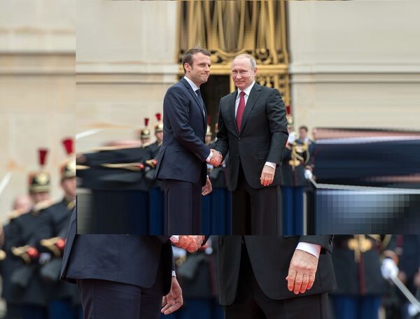 Emmanuel Macron et Vladimir Poutine se serrent la main à Versailles - Sputnik Afrique