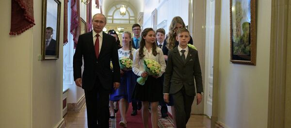 Президент РФ В. Путин вручил паспорта ПУИюным россиянам в День России - Sputnik Afrique