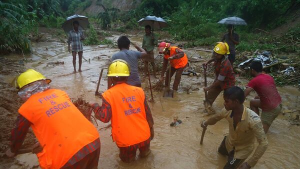 Bangladeshi fire fighters and residents search for bodies after a landslide in Bandarban on June 13, 2017. Heavy monsoon rains have killed at least 46 people in southeast Bangladesh, most of them buried under landslides, authorities said on June 13. - Sputnik Afrique