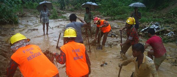 Bangladeshi fire fighters and residents search for bodies after a landslide in Bandarban on June 13, 2017. Heavy monsoon rains have killed at least 46 people in southeast Bangladesh, most of them buried under landslides, authorities said on June 13. - Sputnik Afrique