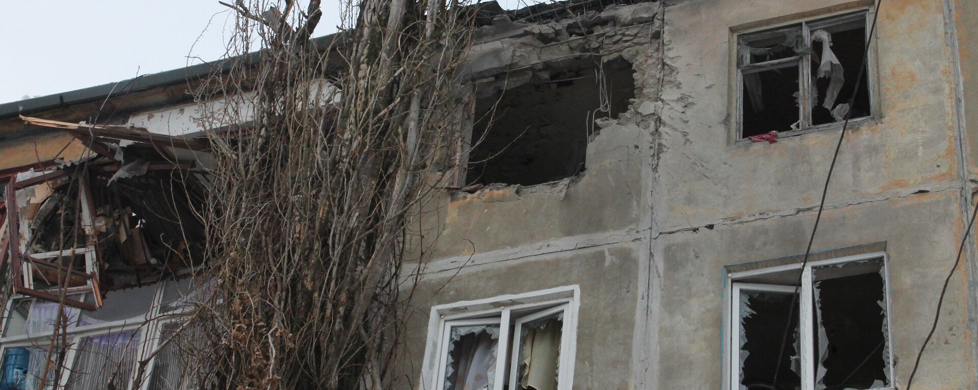 Un immeuble au Donbass après un bombardement ukrainien - Sputnik Afrique, 1920, 10.12.2022