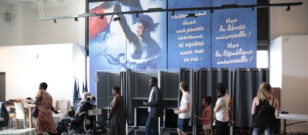 Voters line up to cast their ballots in the first round of the legislative elections, at the City Hall in Evry, suburban Paris on June 11, 2017. - Sputnik Afrique