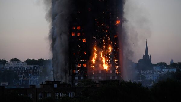 Flames and smoke billow as firefighters deal with a serious fire in a tower block at Latimer Road in West London, Britain June 14, 2017 - Sputnik Afrique
