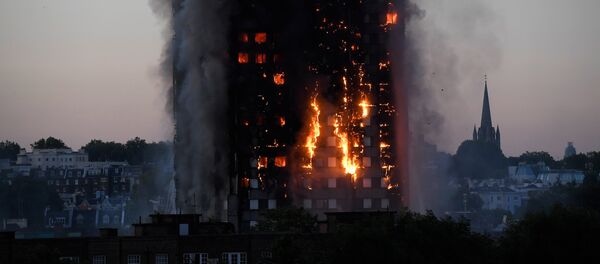 Flames and smoke billow as firefighters deal with a serious fire in a tower block at Latimer Road in West London, Britain June 14, 2017 - Sputnik Afrique