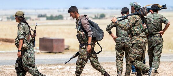 Des combattants des Unités de protection du peuple (YPG) kurdes - Sputnik Afrique