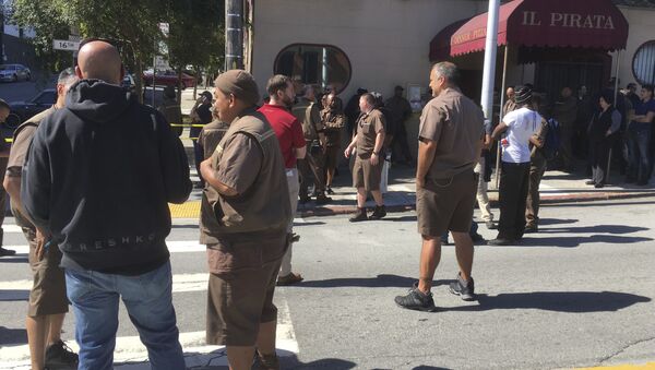 UPS workers gather outside after a reported shooting at a UPS warehouse and customer service center in San Francisco on Wednesday, June 14, 2017 - Sputnik Afrique