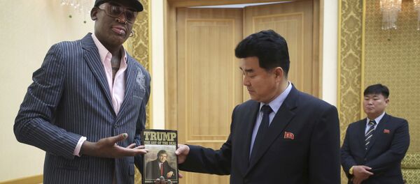 L'ex-basketteur américain Dennis Rodman et le ministre des Sports Kim Il-guk - Sputnik Afrique