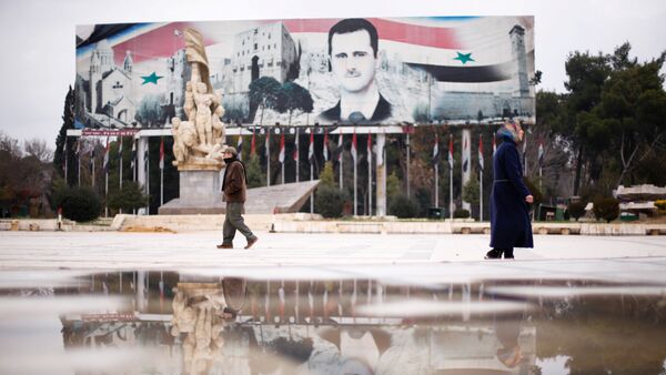 People walk past a billboard depicting Syria's President Bashar al-Assad at Saadallah al-Jabri Square, in the government controlled area of Aleppo, Syria December 17, 2016 - Sputnik Afrique