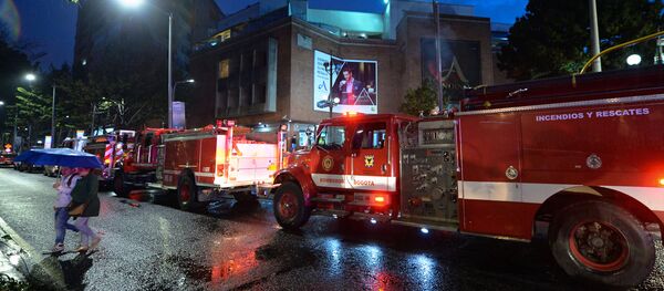 Colombian firefighters stand outside a shopping center following an explosion inside the building Colombian firefighters stand outside a shopping center following an explosion inside the building - Sputnik Afrique