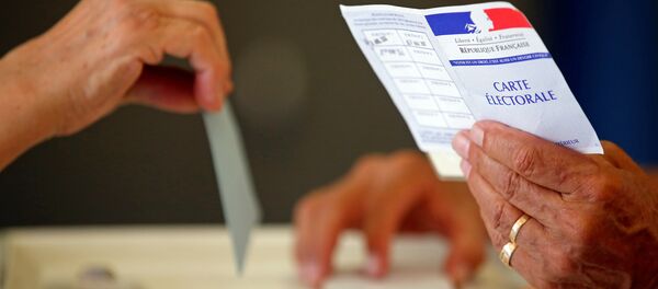 Volunteer holds election card as person casts ballot in Marseille - Sputnik Afrique