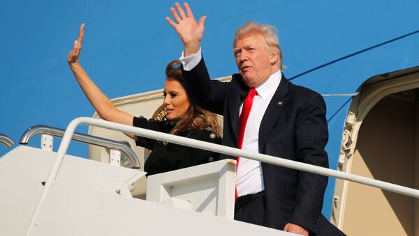 U.S. President Donald Trump and first lady Melania Trump wave outside Air Force One before returning to Washington D.C. at Sigonella Air Force Base in Sigonella, Sicily, Italy, May 27, 2017 - Sputnik Afrique