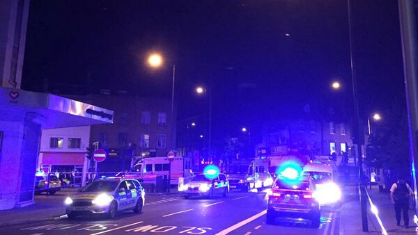 Police are seen near Finsbury Park as British police say there are casualties after reports of vehicle colliding with pedestrians in North London, Britain - Sputnik Afrique