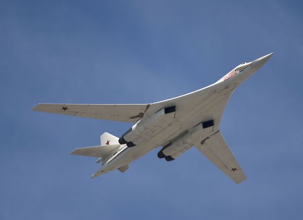 The Tu-160 heavy strategic bomber Alexander Novikov at the military parade to mark the 70th anniversary of Victory in the 1941-1945 Great Patriotic War. The Tu-160 heavy strategic bomber Alexander Novikov at the military parade to mark the 70th anniversary of Victory in the 1941-1945 Great Patriotic War. - Sputnik Afrique