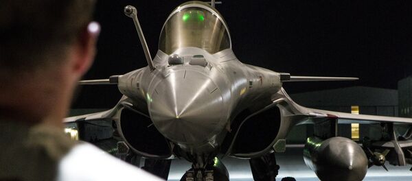 This photo released on Friday, Oct. 9, 2015 by the French Army Communications Audiovisual office (ECPAD) shows a French army Rafale fighter jet on the tarmac of an undisclosed air base as part of France's Operation Chammal launched in September 2015 in support of the US-led coalition against Islamic State group This photo released on Friday, Oct. 9, 2015 by the French Army Communications Audiovisual office (ECPAD) shows a French army Rafale fighter jet on the tarmac of an undisclosed air base as part of France's Operation Chammal launched in September 2015 in support of the US-led coalition against Islamic State group - Sputnik Afrique