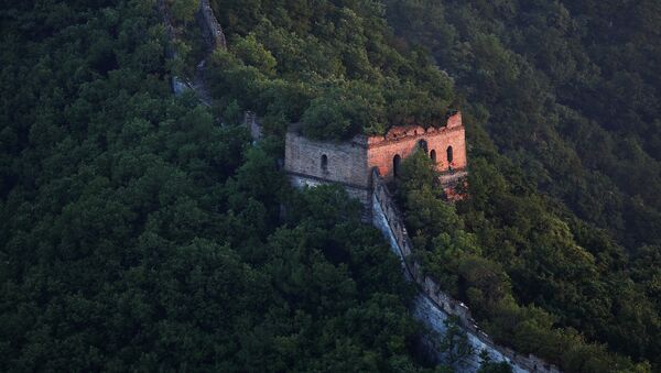 Vegetation grows over parts of the Jiankou section of the Great Wall, located in Huairou District, north of Beijing, China, June 7, 2017 - Sputnik Afrique