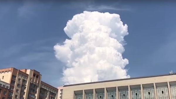 Une tour-nuage gigantesque s’abat sur Novossibirsk - Sputnik Afrique