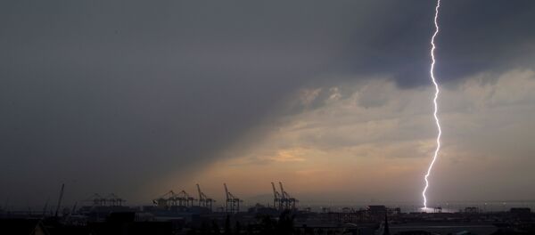 Il filme un orage lorsque la foudre frappe tout près de lui… et voici la suite (image d'illustration) - Sputnik Afrique