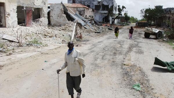 Civilians walk along a street in Mogadishu, Somalia. (File) - Sputnik Afrique