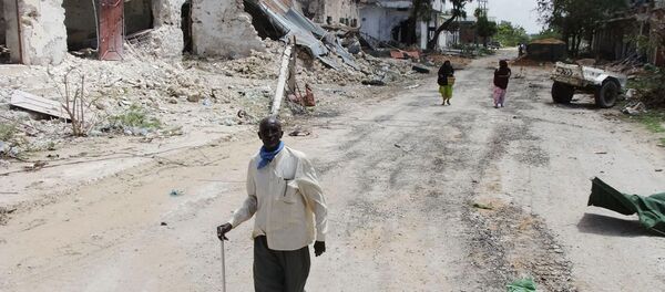 Civilians walk along a street in Mogadishu, Somalia. (File) Civilians walk along a street in Mogadishu, Somalia. (File) - Sputnik Afrique