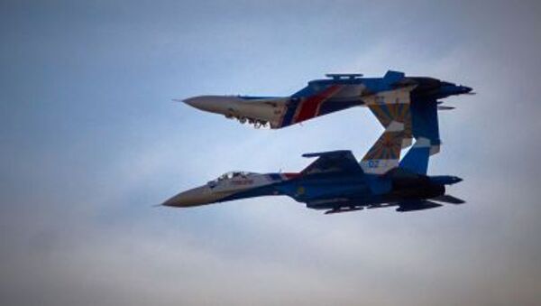 Des pilotes de l'équipe Preux russes effectue un vol acrobatique à bord des Su-27 à Saint-Pétersbourg - Sputnik Afrique