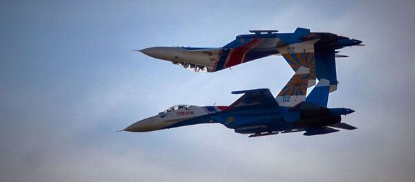 Des pilotes de l'équipe Preux russes effectue un vol acrobatique à bord des Su-27 à Saint-Pétersbourg - Sputnik Afrique