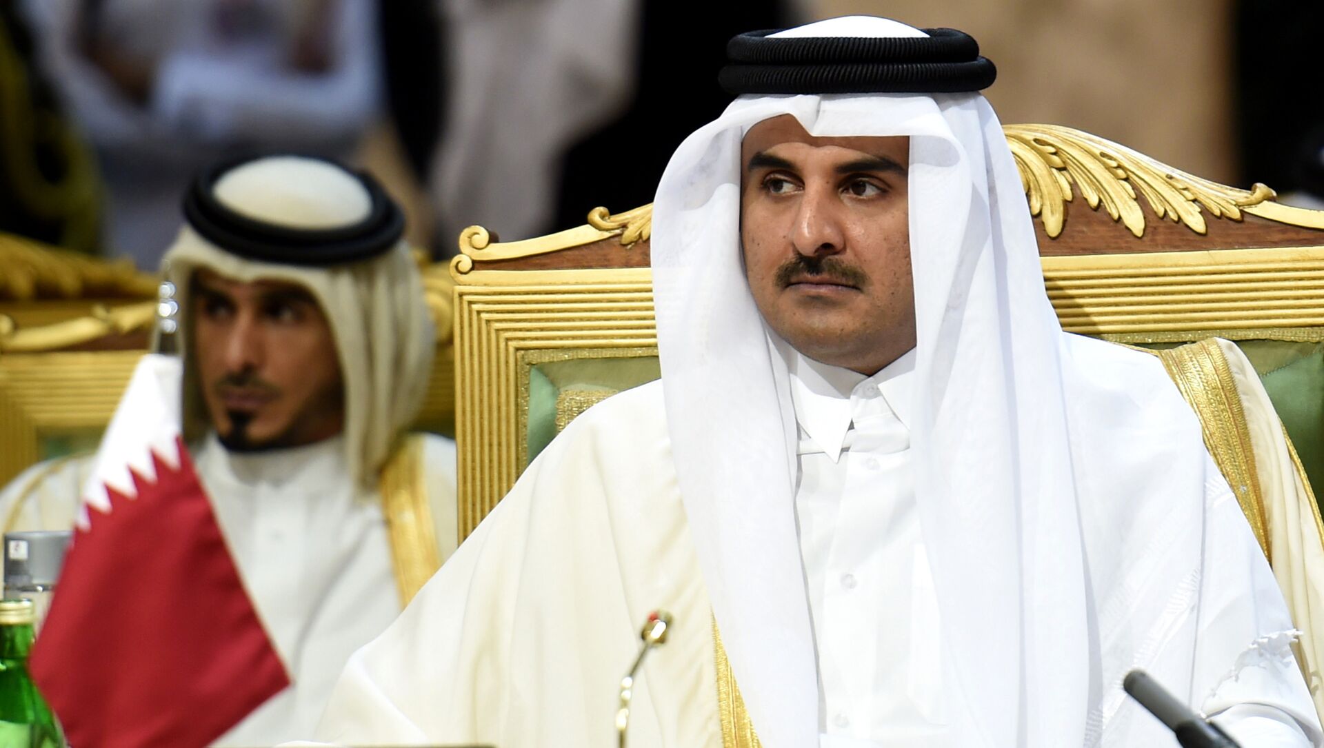 L'émir du Qatar, cheikh Tamim bin Hamad Al-Thani, assiste à la deuxième journée du 136e sommet du Conseil de coopération du Golfe (CCG) qui se tient à Riyad, le 10 décembre 2015, alors que les rois et émirs de six pays du Golfe ont entamé deux jours de discussions, au moment où des discussions sans précédent sont menées par l'opposition syrienne dans un hôtel de luxe dans une autre partie de la ville. Le roi saoudien Salman bin Abdulaziz a appelé à des solutions politiques aux guerres en Syrie et au Yémen, tout en condamnant le terrorisme, à l'ouverture du sommet annuel du Golfe. PHOTO AFP / FAYEZ NURELDINE  - Sputnik Afrique, 1920, 27.05.2021