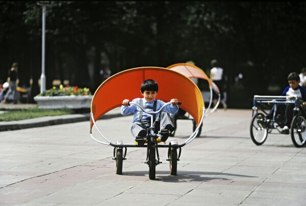 Un garçon sur un tricycle - Sputnik Afrique