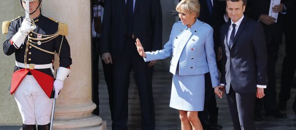 New French President Emmanuel Macron holds the hand of his wife Brigitte at the Elysee Palace Sunday, May 14, 2017 in Paris - Sputnik Afrique