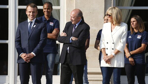 French President Emmanuel Macron (C), his wife Brigitte Macron (C) and French Interior Minister Gerard Collomb attend a ceremony to celebrate the victory of Lyon's football team during the UEFA Women's Champions League - Sputnik Afrique