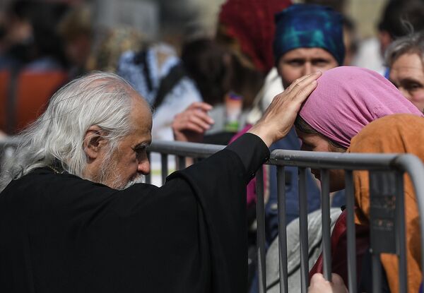  Les fidèles font la queue pour vénérer les reliques de St-Nicolas dans la cathédrale du Christ-Sauveur à Moscou - Sputnik Afrique