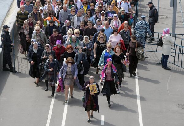  Les fidèles font la queue pour vénérer les reliques de St-Nicolas dans la cathédrale du Christ-Sauveur à Moscou - Sputnik Afrique