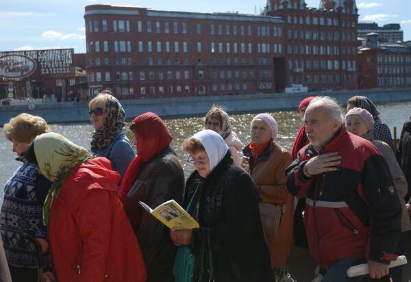  Les fidèles font la queue pour vénérer les reliques de St-Nicolas dans la cathédrale du Christ-Sauveur à Moscou - Sputnik Afrique
