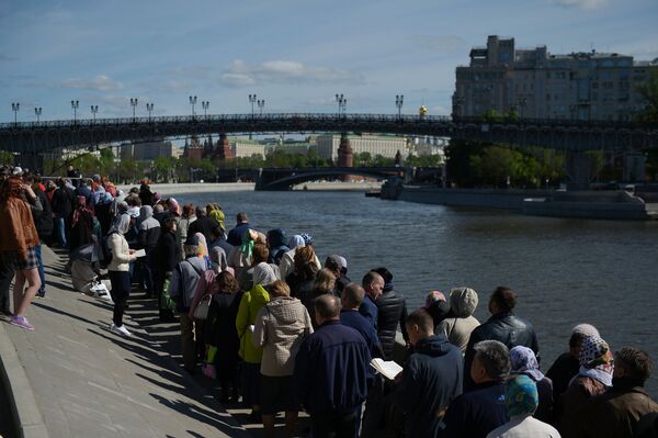  Les fidèles font la queue pour vénérer les reliques de St-Nicolas dans la cathédrale du Christ-Sauveur à Moscou - Sputnik Afrique