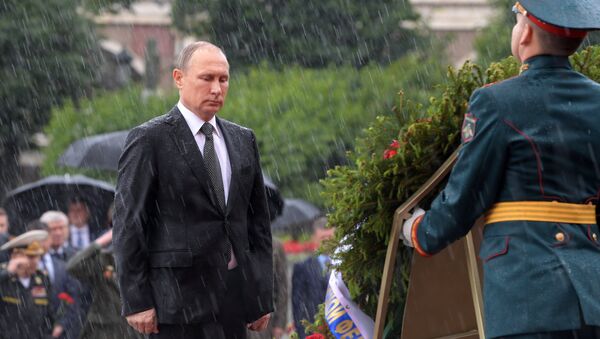 Leçon d’endurance: Poutine trempé jusqu’aux os rappelle au Net Obama sous un parapluie - Sputnik Afrique