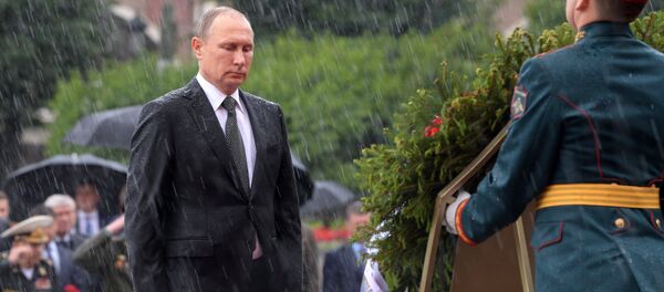 Leçon d’endurance: Poutine trempé jusqu’aux os rappelle au Net Obama sous un parapluie - Sputnik Afrique