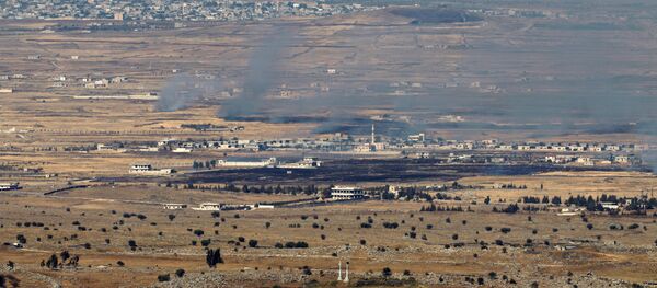 Israeli-occupied Golan Heights shows smoke billowing from the Syrian side of the border Israeli-occupied Golan Heights shows smoke billowing from the Syrian side of the border - Sputnik Afrique