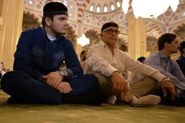 Les fidèles dans la mosquée Akhmad Kadyrov, à Grozny, le jour de la fête de l’Aïd el-Fitr. - Sputnik Afrique