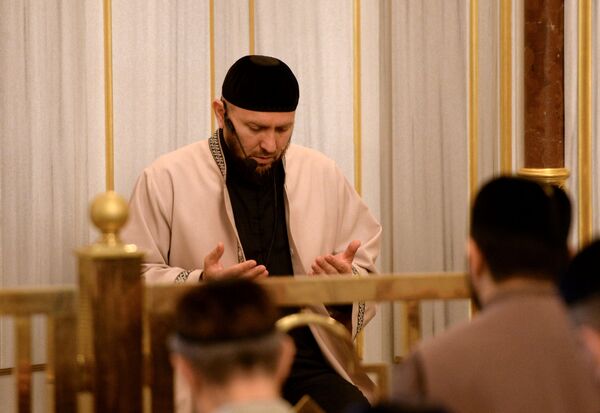 L’iman fait un prêche dans la mosquée Akhmad Kadyrov, à Grozny, le jour de la fête de l’Aïd el-Fitr. - Sputnik Afrique