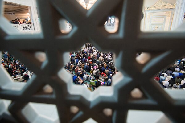 Les fidèles dans la mosquée-cathédrale de Moscou le jour de la fête de l’Aïd el-Fitr. - Sputnik Afrique