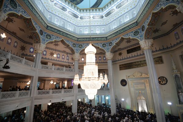 Les fidèles dans la mosquée-cathédrale de Moscou le jour de la fête de l’Aïd el-Fitr. - Sputnik Afrique