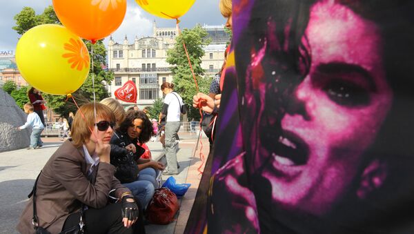 Michael Jackson fans gather at Moscow's Teatralnaya Square to pay tribute to pop icon - Sputnik Afrique