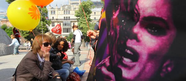 Michael Jackson fans gather at Moscow's Teatralnaya Square to pay tribute to pop icon - Sputnik Afrique