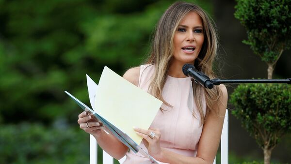 U.S. first lady Melania Trump reads the children's book Party Animals at the 139th annual White House Easter Egg Roll on the South Lawn of the White House in Washington, U.S., April 17, 2017 - Sputnik Afrique
