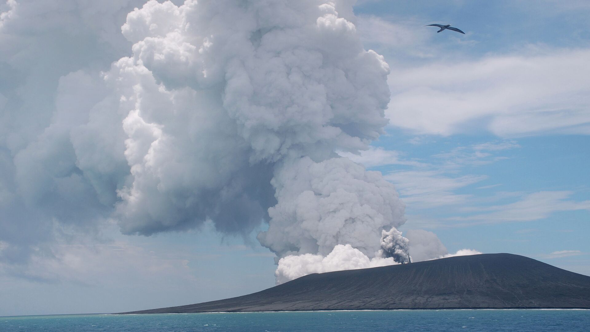 L'éruption du volcan Hunga Tonga-Hunga Ha'apai au large des îles Tonga - Sputnik Afrique, 1920, 20.01.2022