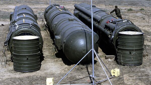 A bundle of three Soviet RSD-10 missiles prepared for demolition at the Kapustin Yar launch site. The missiles were destroyed in accordance with the INF Treaty. - Sputnik Afrique